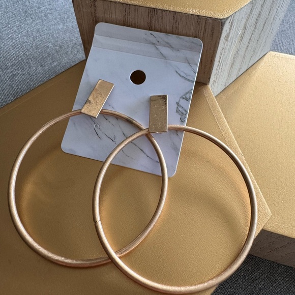 Chic minimalist antique finish earring - Picture 4 of 5